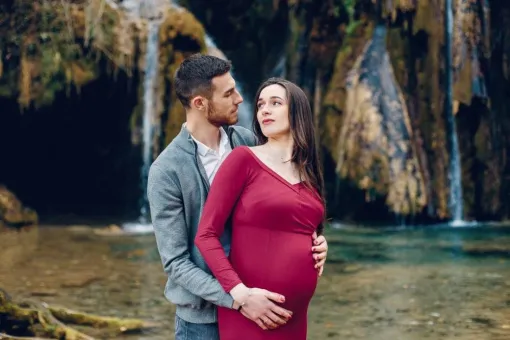 Photographe professionnelle séance photo grossesse en pleine nature en Franche Comté, Besançon, TAILS PHOTOGRAPHIE