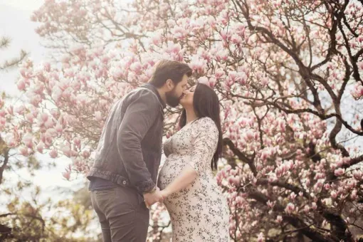 Photographe professionnelle séance photo grossesse fleuri à Besançon, Besançon, TAILS PHOTOGRAPHIE