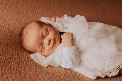 Photographe professionnelle séance photo naissance en studio à Besançon, Besançon, TAILS PHOTOGRAPHIE