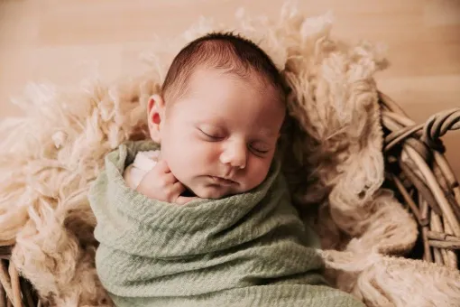 Photographe professionnelle séance photo naissance en studio à Besançon, Besançon, TAILS PHOTOGRAPHIE