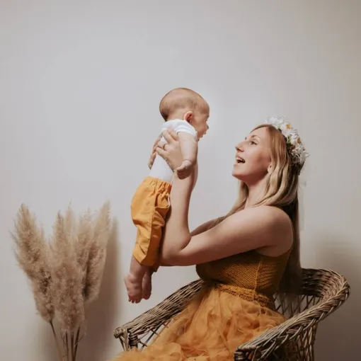 Photographe professionnelle shooting bébé en famille à Besançon, Besançon, TAILS PHOTOGRAPHIE