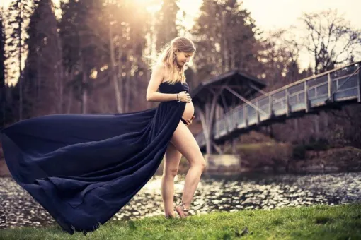 Photographe professionnelle shooting grossesse à Pontarlier, Besançon, TAILS PHOTOGRAPHIE