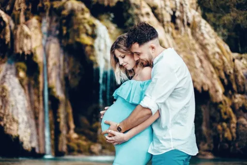 Photographe professionnelle shooting grossesse aux cascades à Arbois, Besançon, TAILS PHOTOGRAPHIE