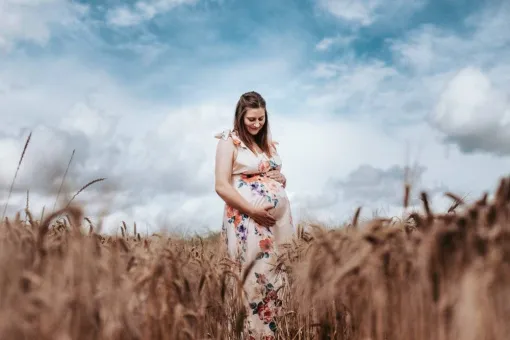 Photographe professionnelle shooting grossesse champêtre à Besançon, Besançon, TAILS PHOTOGRAPHIE