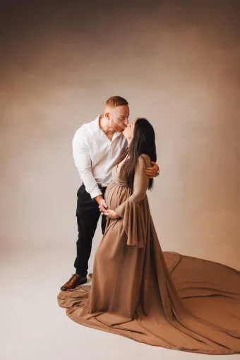 Photographe professionnelle shooting grossesse en couple en studio à Besançon, Besançon, TAILS PHOTOGRAPHIE