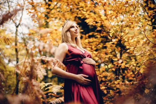 Photographe professionnelle shooting grossesse en automne à Besançon, Besançon, TAILS PHOTOGRAPHIE