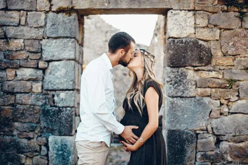 Photographe professionnelle shooting grossesse en pleine nature à Besançon, Besançon, TAILS PHOTOGRAPHIE