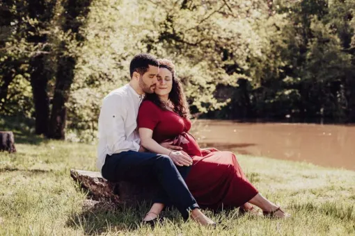 Photographe professionnelle shooting grossesse en pleine nature près de Besançon, Besançon, TAILS PHOTOGRAPHIE