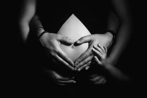 Photographe professionnelle shooting grossesse en studio à Besançon, Besançon, TAILS PHOTOGRAPHIE