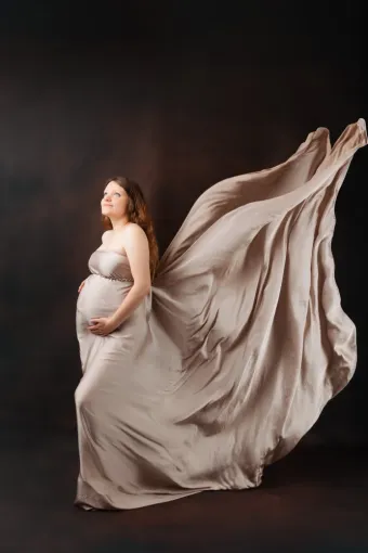 Photographe professionnelle shooting grossesse en studio à Besançon, Besançon, TAILS PHOTOGRAPHIE