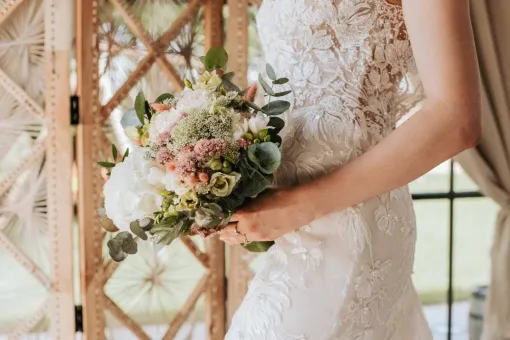 Photographe professionnelle shooting mariage au Moulin de la Mangue près de Besançon, Besançon, TAILS PHOTOGRAPHIE