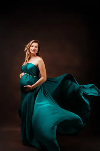 Photographe professionnelle shooting photo grossesse en studio à Besançon, Besançon, TAILS PHOTOGRAPHIE