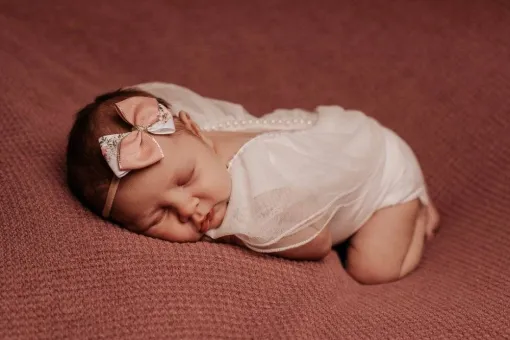 Photographe professionnelle shooting photo naissance en studio à Besançon, Besançon, TAILS PHOTOGRAPHIE