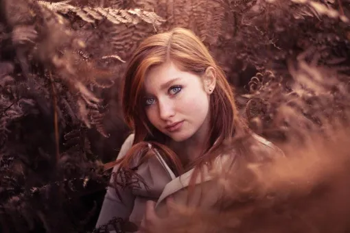 Photographe professionnelle shooting portrait femme en pleine nature à Besançon, Besançon, TAILS PHOTOGRAPHIE