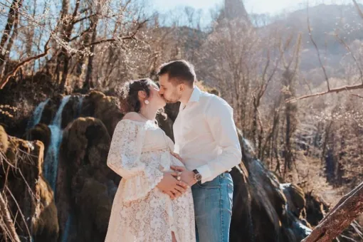 Photographe pour shooting grossesse à la Cascade des Tufs à Arbois, Besançon, TAILS PHOTOGRAPHIE