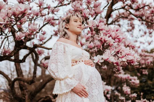 Photographe pour shooting grossesse fleuri à Besançon, Besançon, TAILS PHOTOGRAPHIE