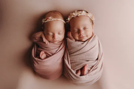 Photographe spécialisée en naissance – Shooting photo de jumelles en studio à Besançon, Besançon, TAILS PHOTOGRAPHIE