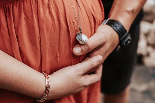 Photographe professionnelle séance photo grossesse en couple à Besançon, Besançon, TAILS PHOTOGRAPHIE