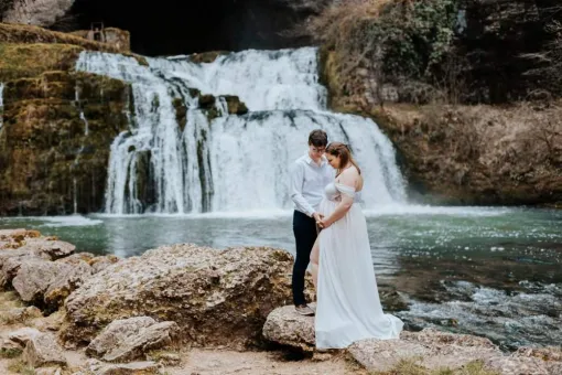Photographe professionnelle séance photo grossesse en pleine nature en Franche-Comté, Besançon, TAILS PHOTOGRAPHIE