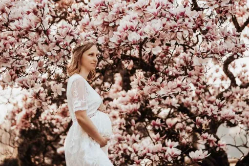 Séance photo grossesse fleurie à Besançon avec une photographe professionnelle, Besançon, TAILS PHOTOGRAPHIE