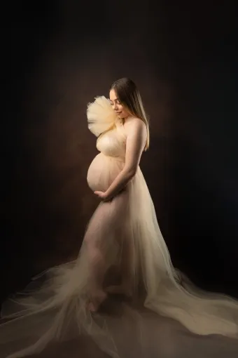 Photographe professionnelle séance photo grossesse avec prêt de robes et accessoires en studio à Besançon, Besançon, TAILS PHOTOGRAPHIE