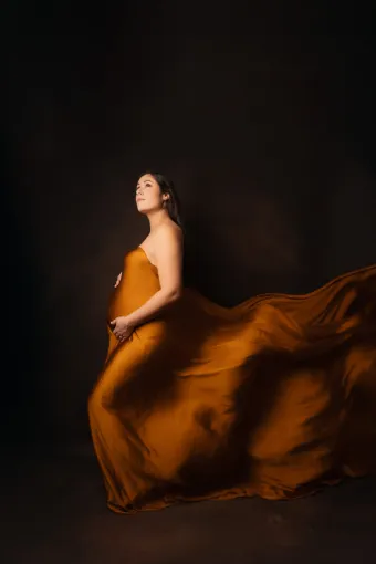 Séance photo grossesse avec prêt de tenues en studio en Franche-Comté, Besançon, TAILS PHOTOGRAPHIE