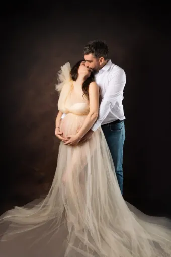 Photographe professionnelle  séance photo grossesse en studio avec mise en beauté coiffure et maquillage à Besançon, Besançon, TAILS PHOTOGRAPHIE