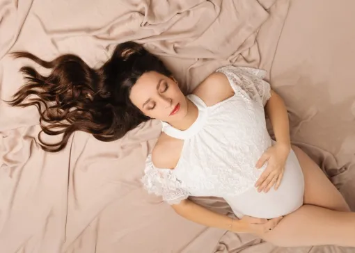 Photographe professionnelle shooting photo grossesse en studio avec mise en beauté coiffure et maquillage à Besançon, Besançon, TAILS PHOTOGRAPHIE