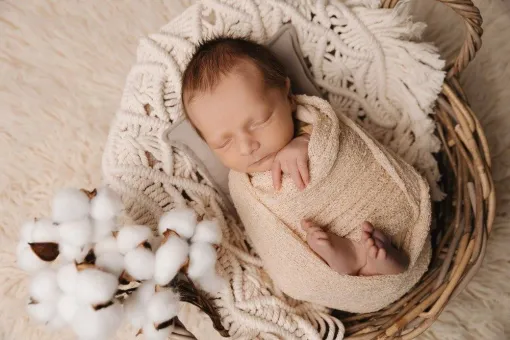 Photographe professionnelle séance photo naissance avec accessoires à Besançon, Besançon, TAILS PHOTOGRAPHIE