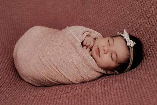 Séance photo naissance en studio à Besançon avec une photographe professionnelle, Besançon, TAILS PHOTOGRAPHIE