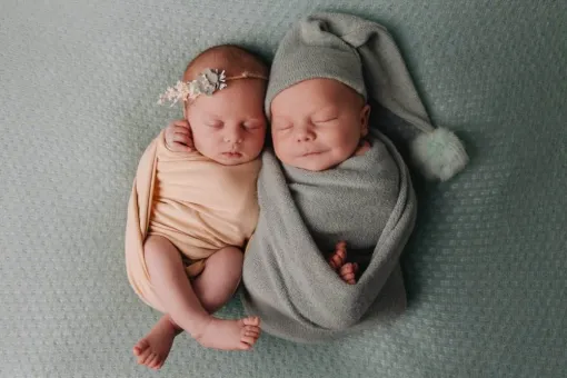 Photographe professionnelle séance photo naissance de jumeaux à Besançon, Besançon, TAILS PHOTOGRAPHIE