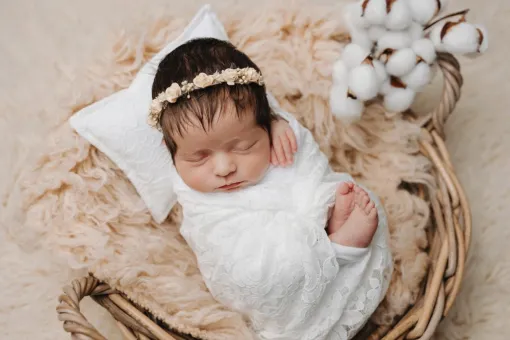 Photographe professionnelle séance photo naissance en studio en Franche-Comté, Besançon, TAILS PHOTOGRAPHIE