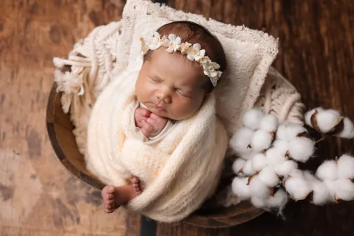 Photographe professionnelle séance photo nouveau né avec emmaillotage et décors en studio à Besançon, Besançon, TAILS PHOTOGRAPHIE