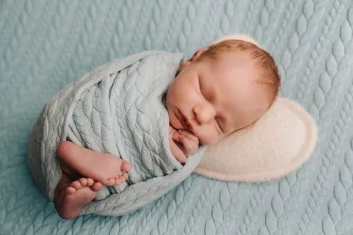 Photographe professionnelle séance photo nouveau né garçon en studio à Besançon, Besançon, TAILS PHOTOGRAPHIE