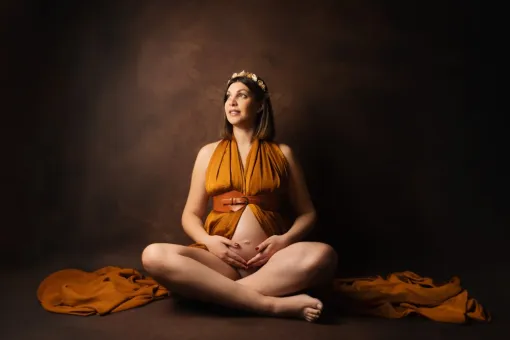 Photographe professionnelle shooting future maman en studio à Besançon, Besançon, TAILS PHOTOGRAPHIE