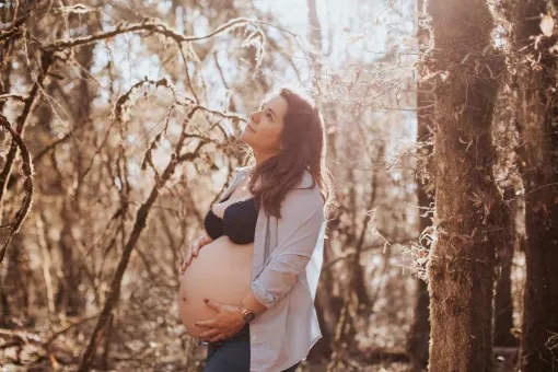 Shooting grossesse en extérieur à Besançon, Besançon, TAILS PHOTOGRAPHIE