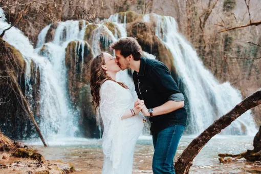 Photographe pour Shooting Grossesse en Extérieur – Cascade des Tufs à Arbois, Besançon, TAILS PHOTOGRAPHIE