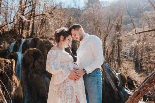 Photographe professionnelle shooting grossesse en pleine nature avec cascade en Franche-Comté, Besançon, TAILS PHOTOGRAPHIE
