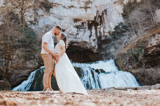 Photographe pour Shooting Grossesse Source du Lison en Franche-Comté, Besançon, TAILS PHOTOGRAPHIE