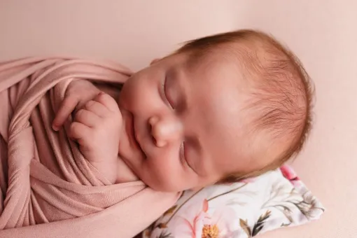 Photographe professionnelle shooting naissance avec emmaillotage à Besançon, Besançon, TAILS PHOTOGRAPHIE