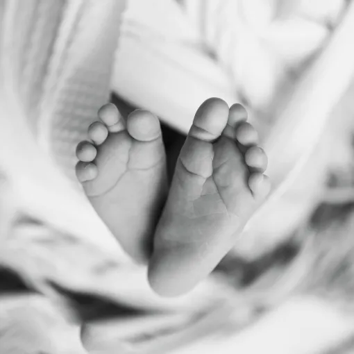 Photographe professionnelle shooting naissance en studio en Franche-Comté, Besançon, TAILS PHOTOGRAPHIE