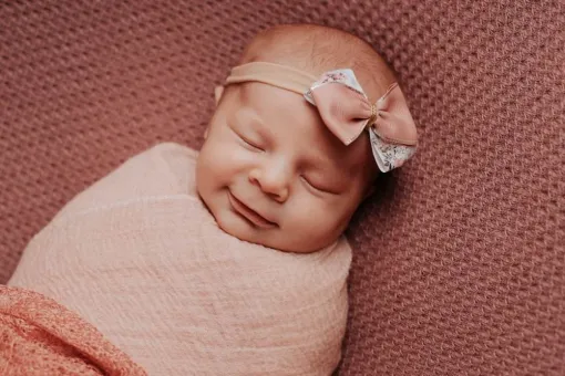 Photographe professionnelle shooting photo bébé fille à Besançon, Besançon, TAILS PHOTOGRAPHIE