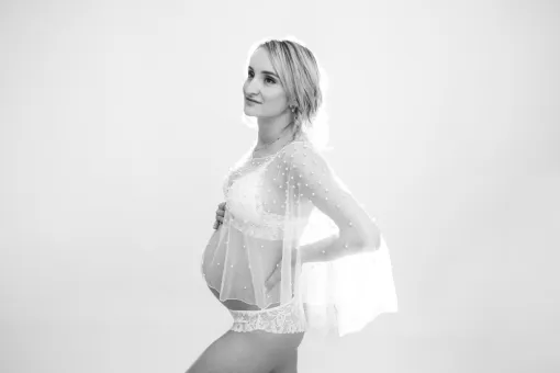 Photographe professionnelle shooting photo grossesse artistique en studio à Besançon, Besançon, TAILS PHOTOGRAPHIE