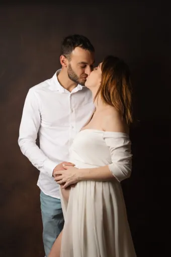 Photographe professionnelle shooting photo grossesse avec en couple en studio à Besançon, Besançon, TAILS PHOTOGRAPHIE