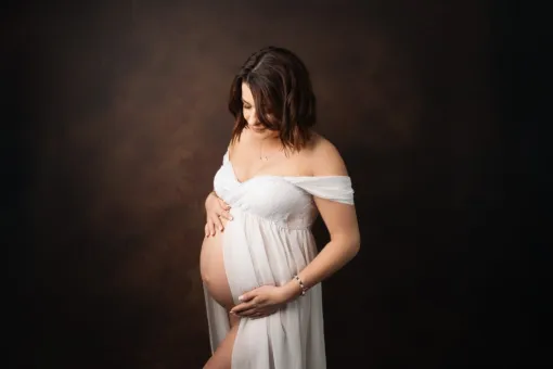 Photographe professionnelle shooting photo grossesse glamour en studio en Franche-Comté, Besançon, TAILS PHOTOGRAPHIE