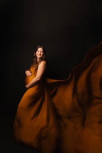 Photographe professionnelle shooting photo grossesse avec voilages en studio à Besançon, Besançon, TAILS PHOTOGRAPHIE