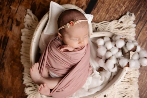 Photographe professionnelle shooting photo naissance en studio en Franche-Comté, Besançon, TAILS PHOTOGRAPHIE