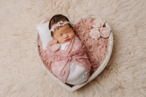 Photographe professionnelle shooting photo naissance en studio avec emmaillotage à Besançon, Besançon, TAILS PHOTOGRAPHIE