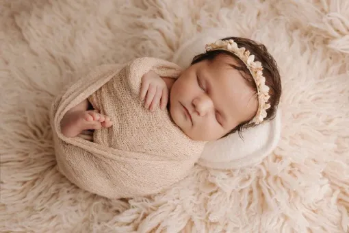 Photographe professionnelle shooting photo naissance en studio à Besançon, Besançon, TAILS PHOTOGRAPHIE