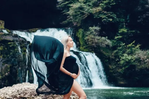 Tails Photographie photographe professionnelle séance photo grossesse avec voilage à Besançon, Besançon, TAILS PHOTOGRAPHIE